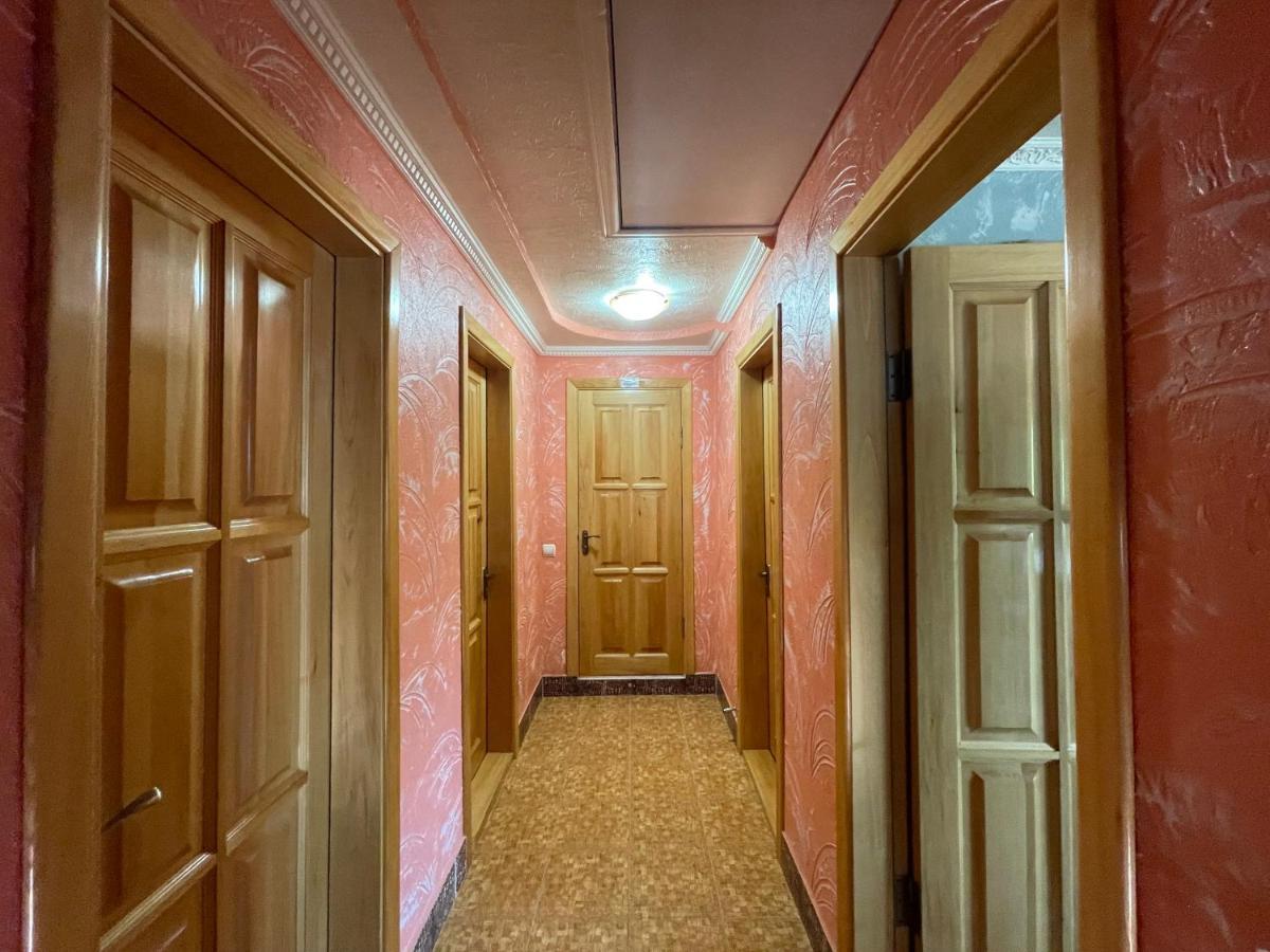 Maison d'hôtes Aeroport розовый дом *